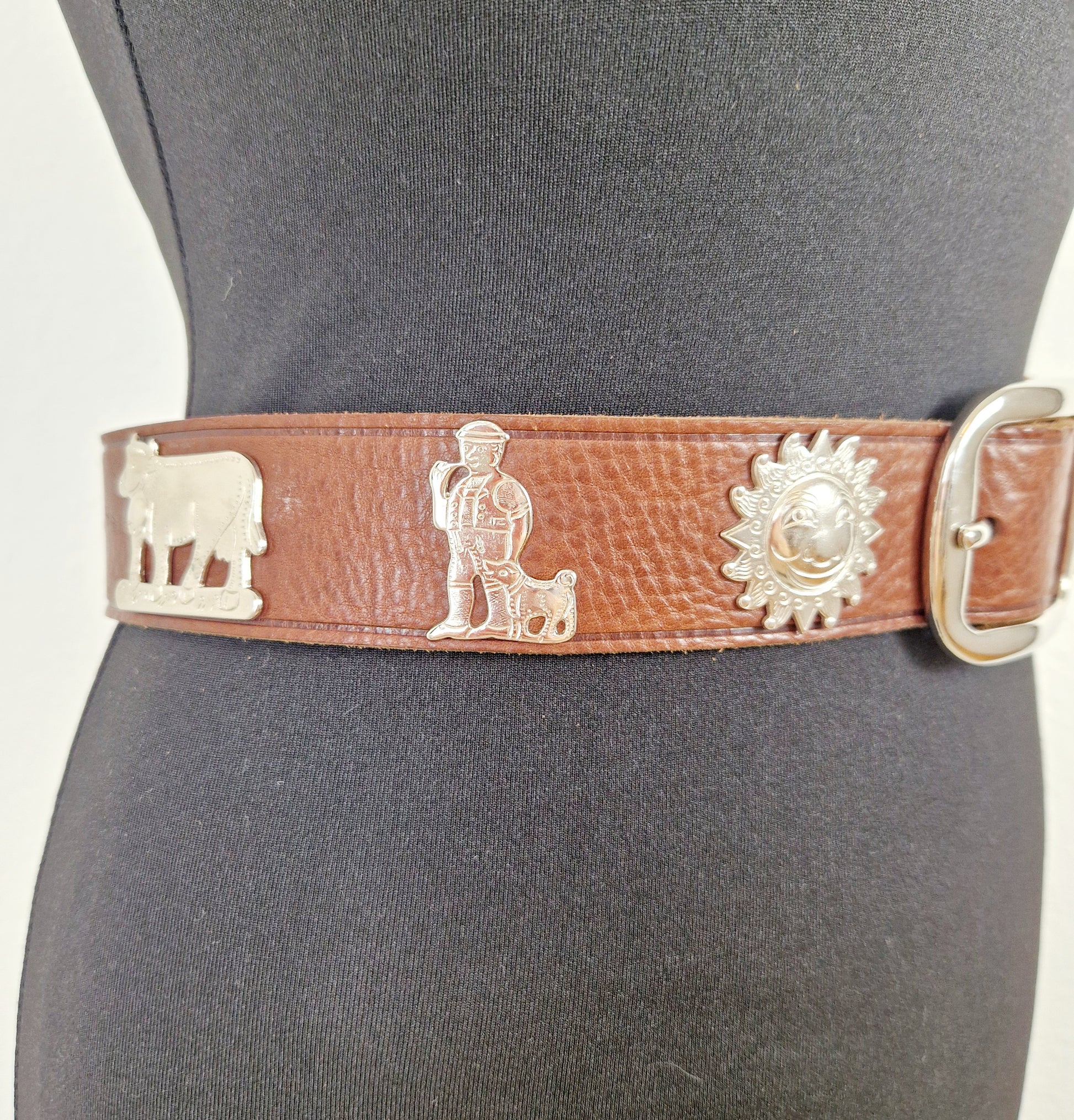 Einzigartiger und nachhaltiger Vintage Gürtel in braun mit Alpszenen. Unique and sustainable vintage belt with alpine scenes. Side.