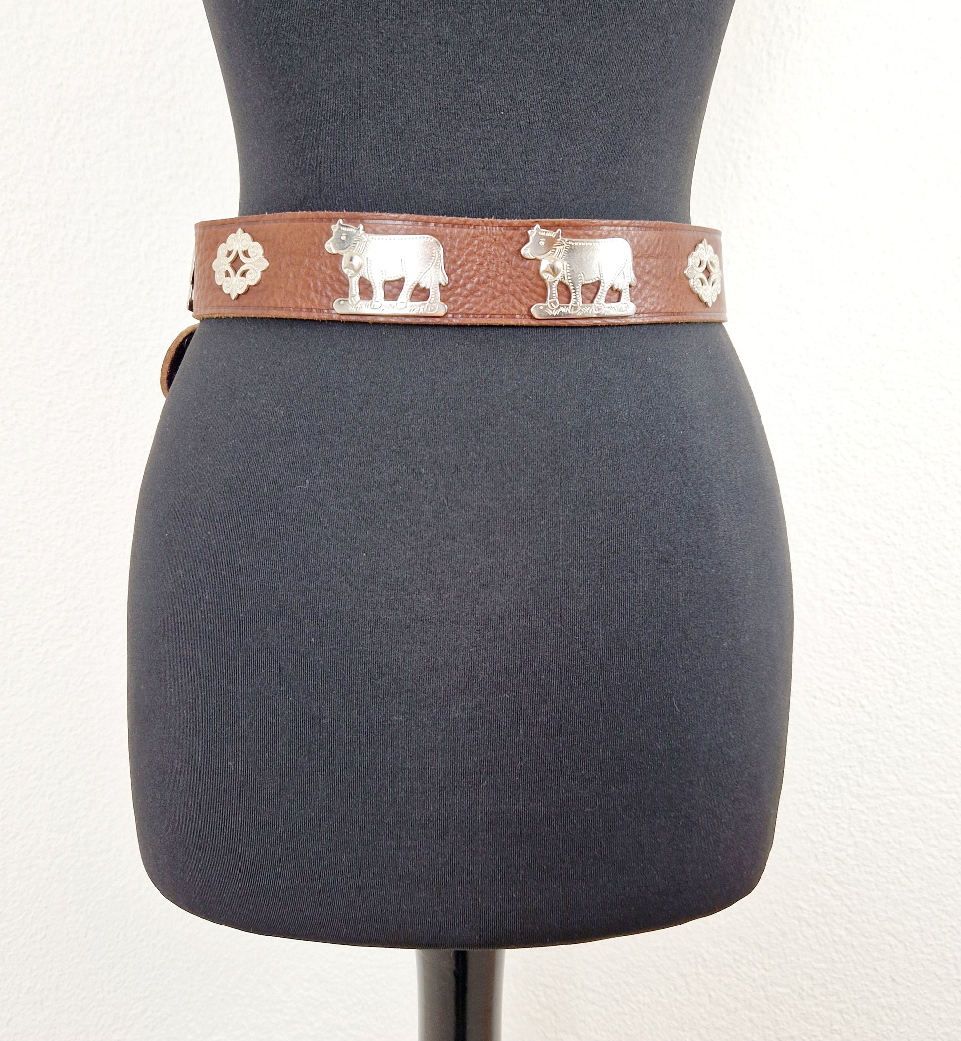 Einzigartiger und nachhaltiger Vintage Gürtel in braun mit Alpszenen. Unique and sustainable vintage belt with alpine scenes. Back.
