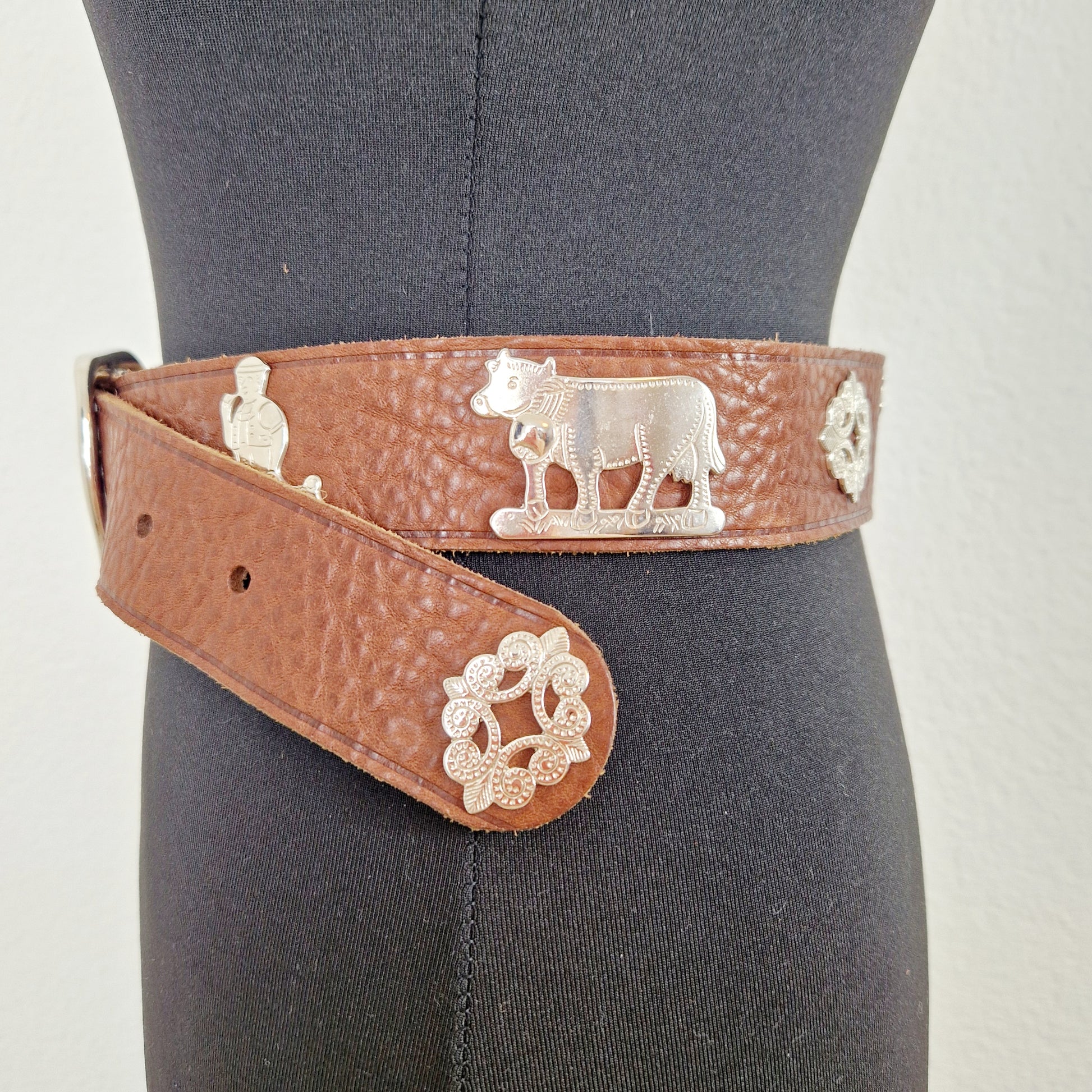 Einzigartiger und nachhaltiger Vintage Gürtel in braun mit Alpszenen. Unique and sustainable vintage belt with alpine scenes. Side 2.