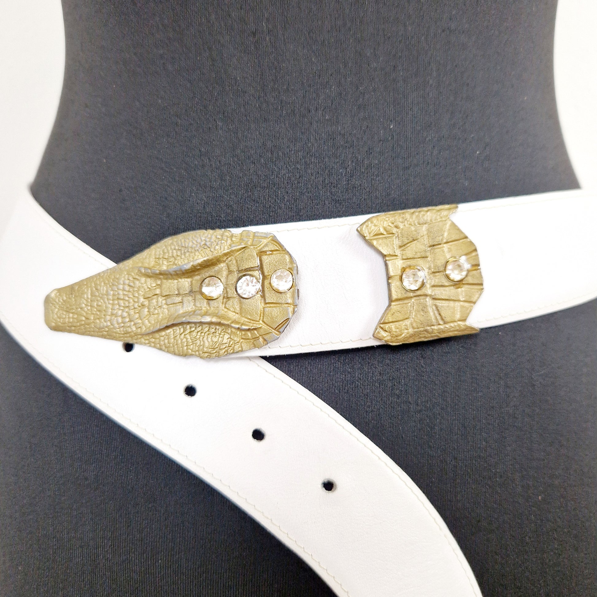 Einzigartiger und nachhaltiger Vintage Gürtel in weiss mit Schlange. Unique and sustainable vintage belt in white with snake. Close-up.