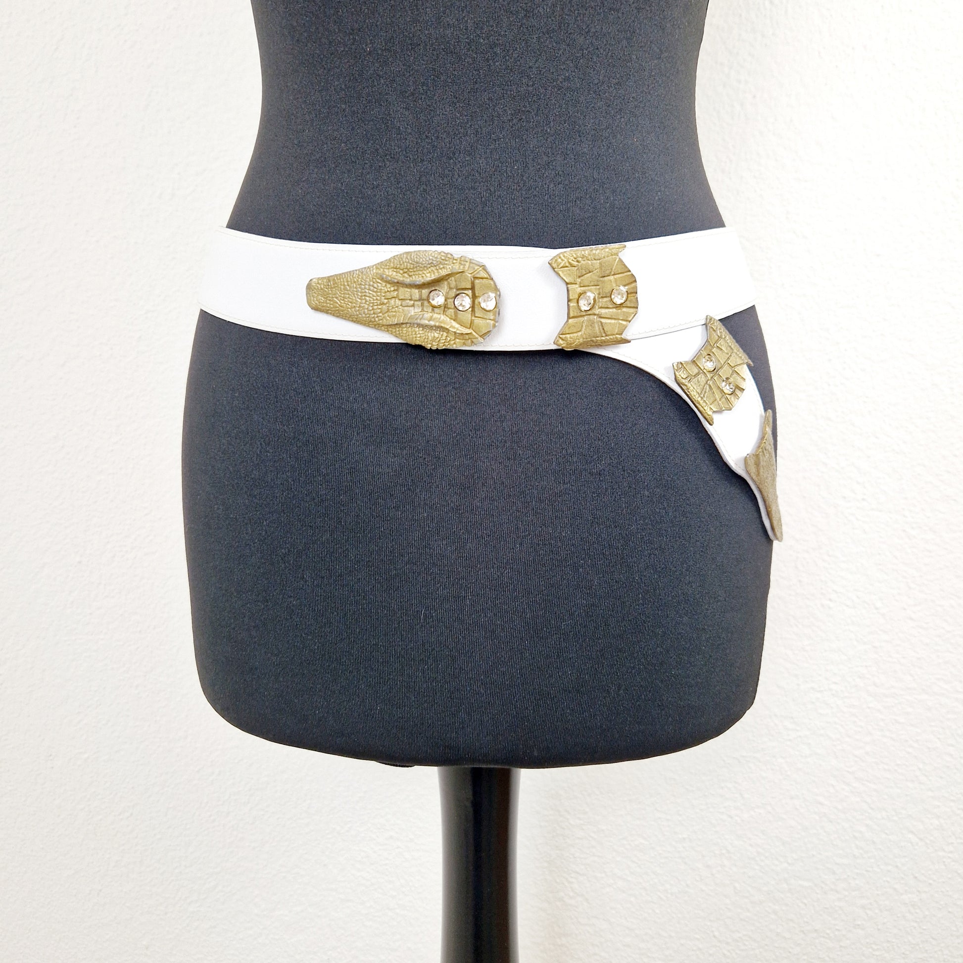 Einzigartiger und nachhaltiger Vintage Gürtel in weiss mit Schlange. Unique and sustainable vintage belt in white with snake. Front.