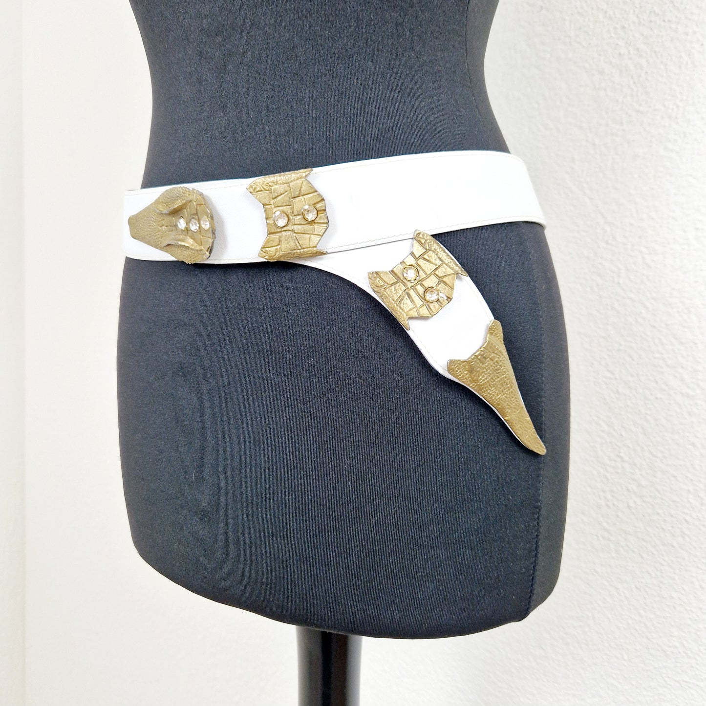 Einzigartiger und nachhaltiger Vintage Gürtel in weiss mit Schlange. Unique and sustainable vintage belt in white with snake. Side.