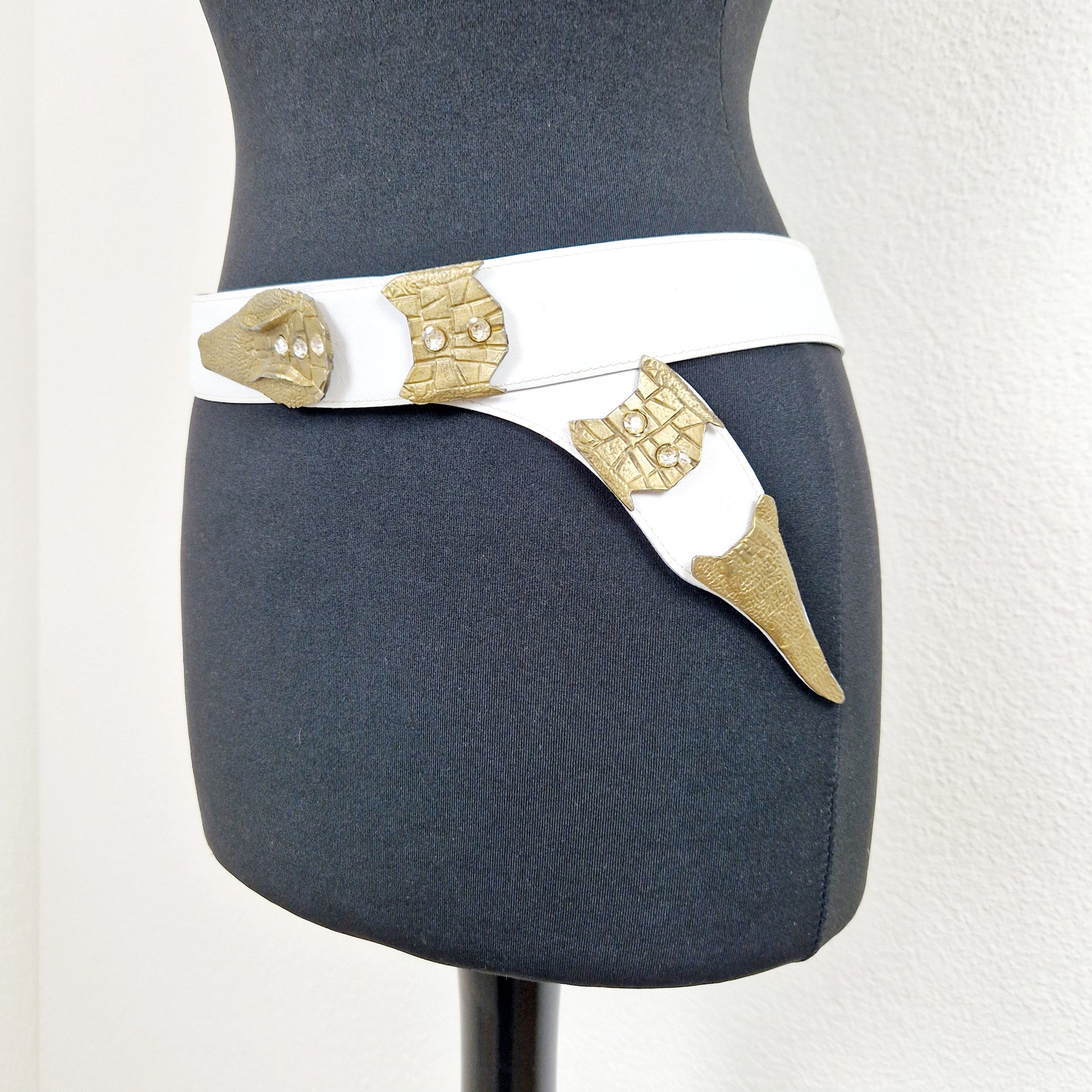 Einzigartiger und nachhaltiger Vintage Gürtel in weiss mit Schlange. Unique and sustainable vintage belt in white with snake. Side.