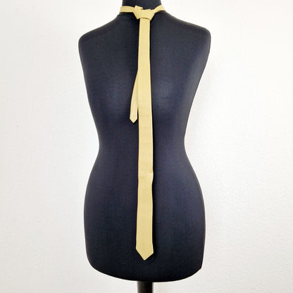 Einzigartige und nachhaltige Vintage Kravatte in Leder. Unique and sustainable vintage tie in leather. Front.