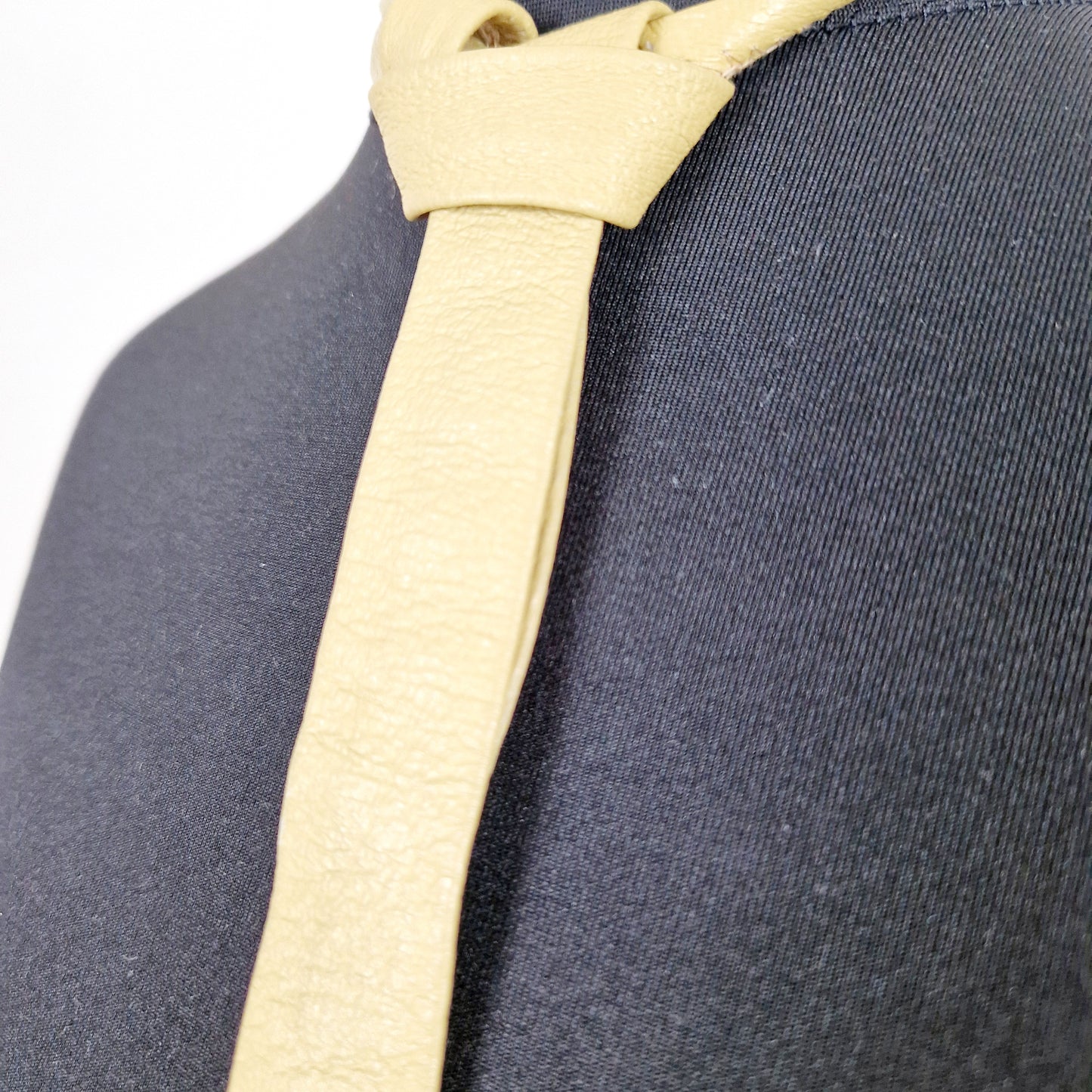 Einzigartige und nachhaltige Vintage Kravatte in Leder. Unique and sustainable vintage tie in leather. Close-up.