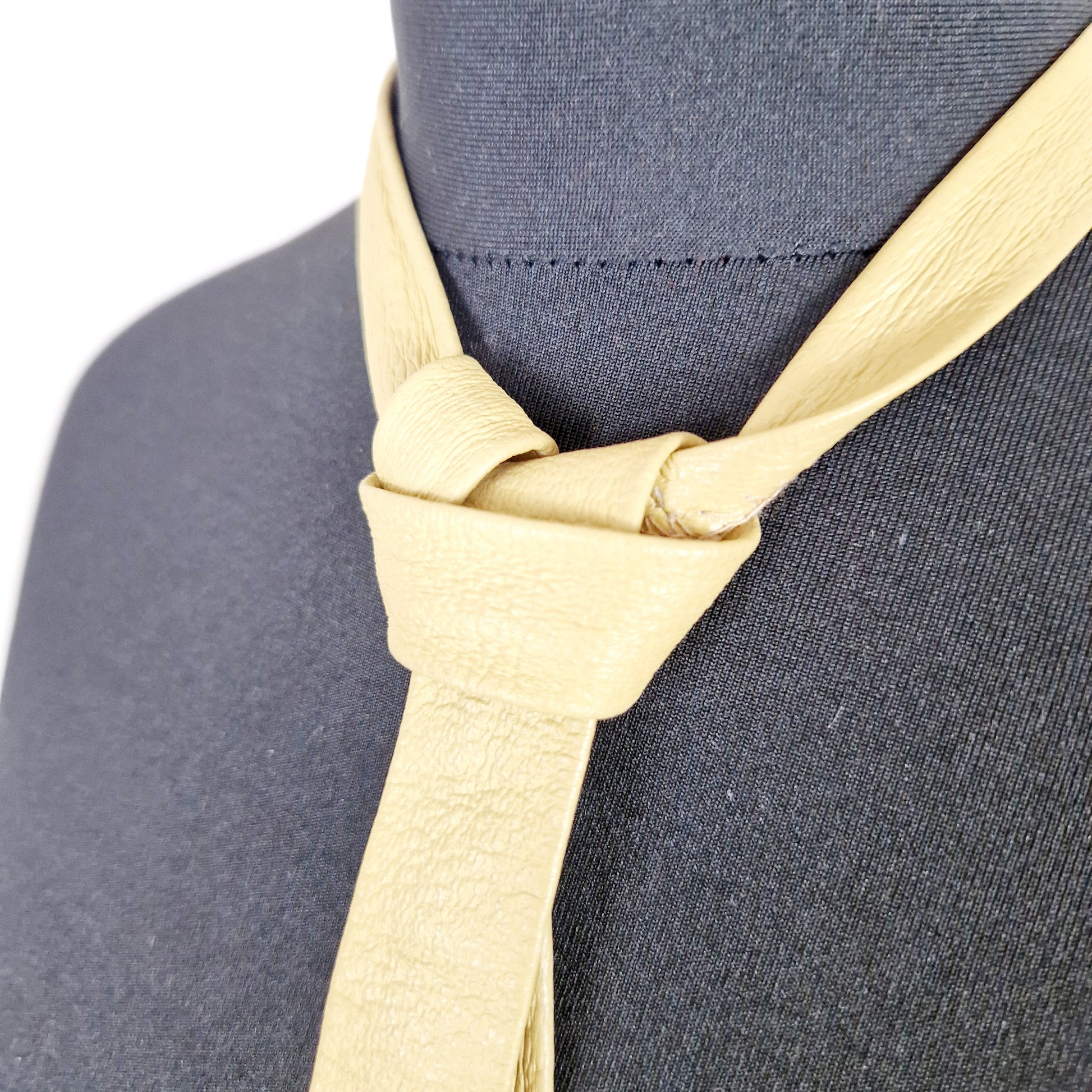 Einzigartige und nachhaltige Vintage Kravatte in Leder. Unique and sustainable vintage tie in leather. Knot.