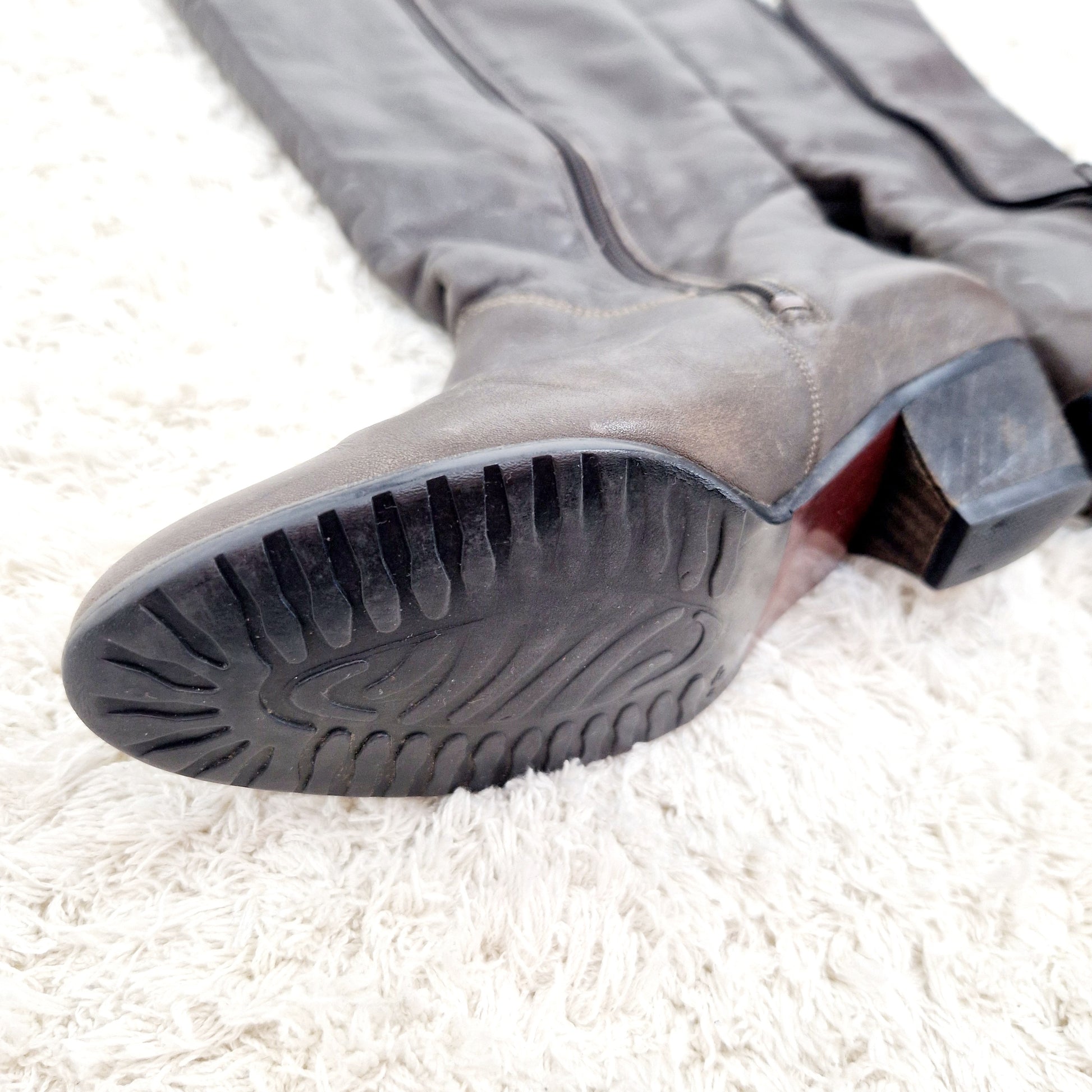 Einzigartige und nachhaltige Vintage Stiefel in grau. Unique and sustainable vintage boots in grey. Sole.