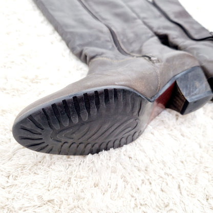 Einzigartige und nachhaltige Vintage Stiefel in grau. Unique and sustainable vintage boots in grey. Sole.
