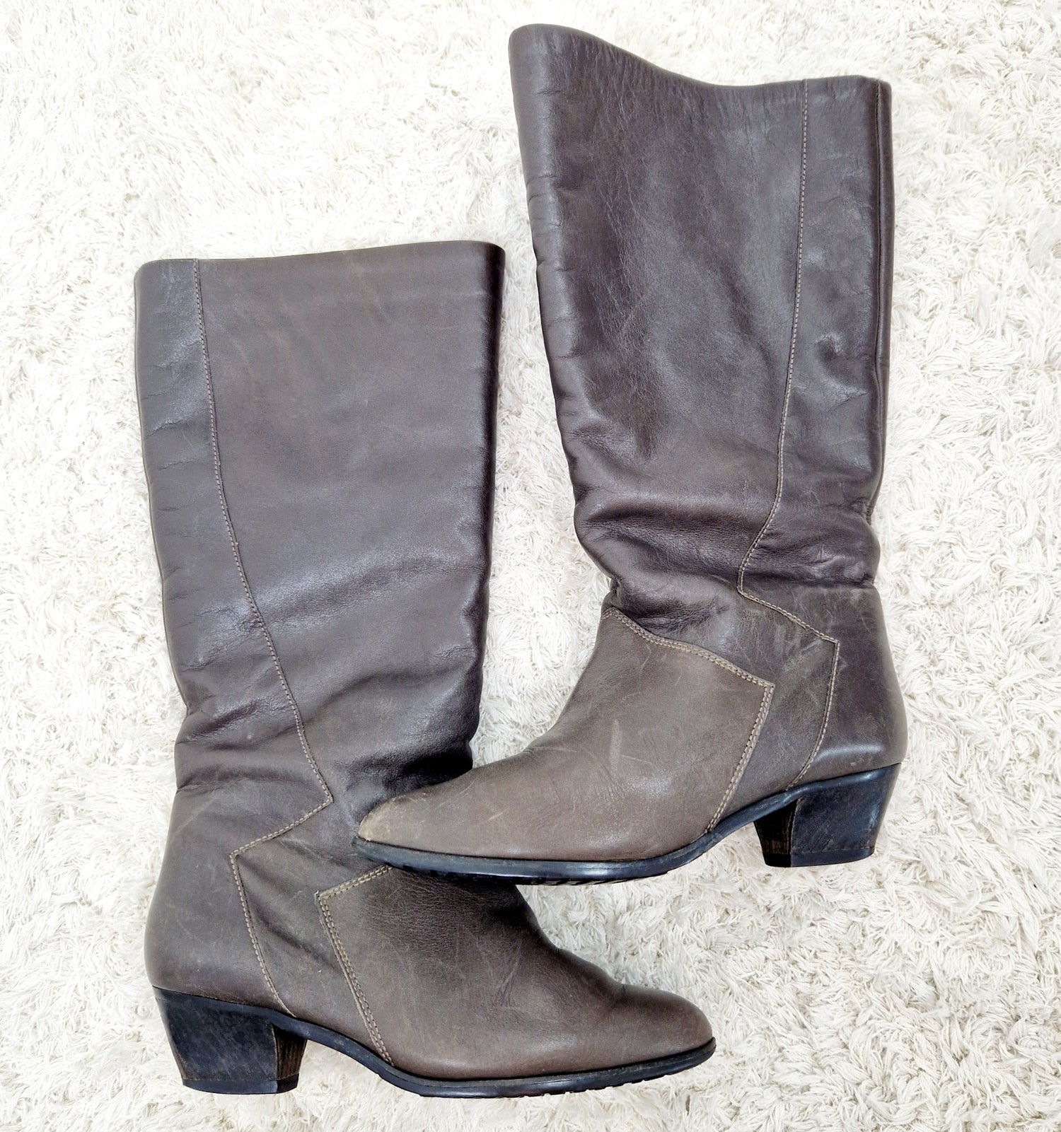 Einzigartige und nachhaltige Vintage Stiefel in grau. Unique and sustainable vintage boots in grey. Side.