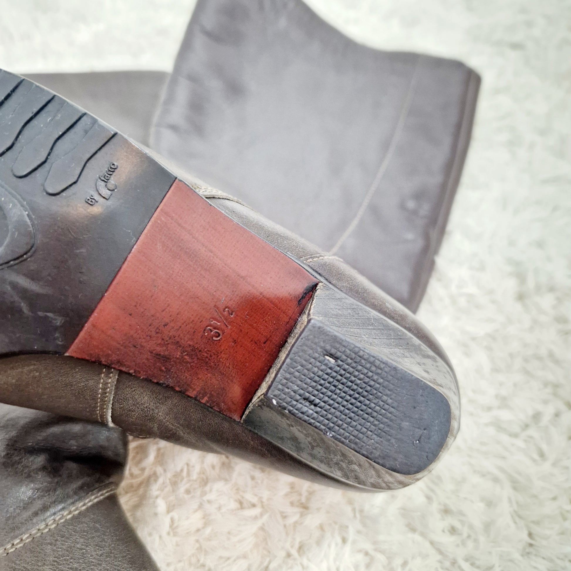 Einzigartige und nachhaltige Vintage Stiefel in grau. Unique and sustainable vintage boots in grey. Sole 2.