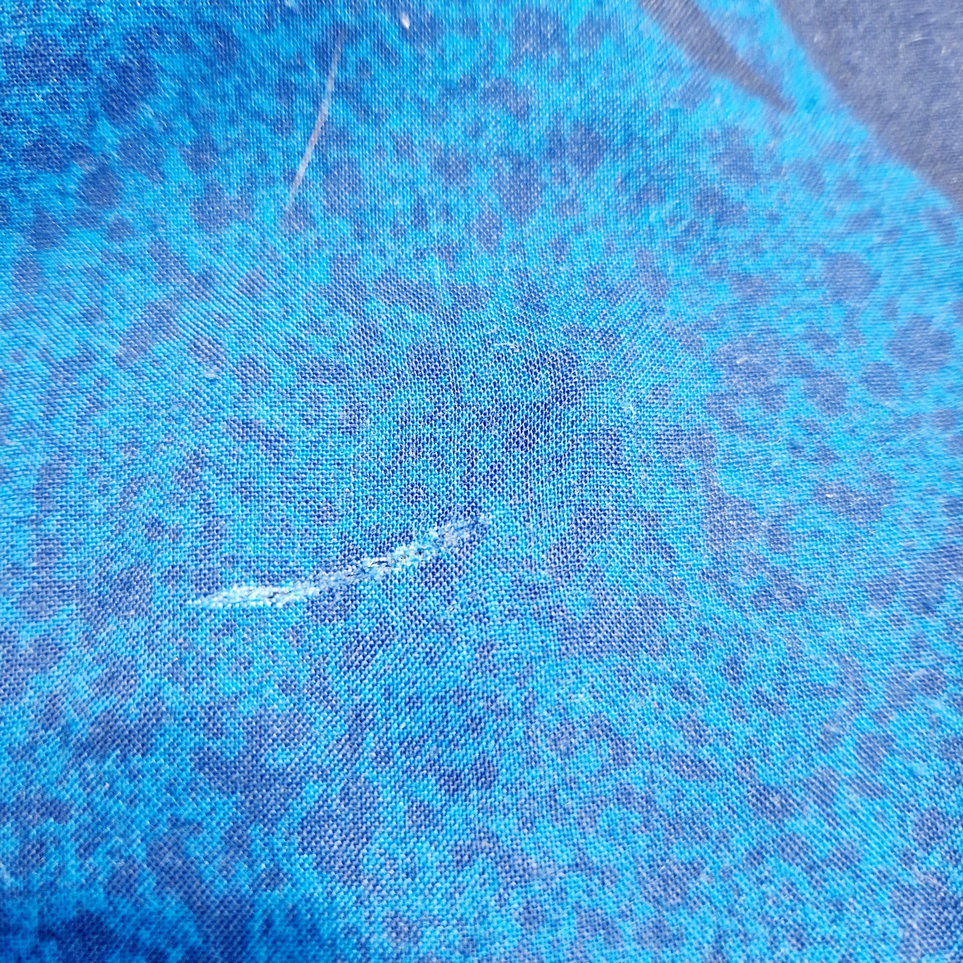 Einzigartiges und nachhaltiges Vintage Kleid in blau mit Zweigen. Unique and sustainable vintage dress in blue with branches. Repair.