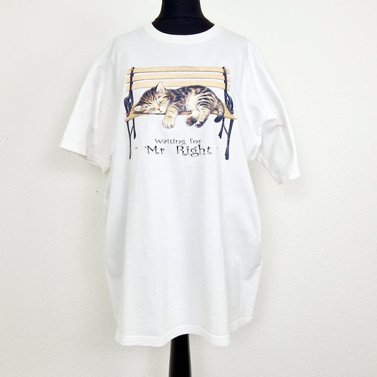 Einzigartiges und nachhaltiges Vintage T-Shirt mit Katze. Unique and sustainable vintage t-shirt with cat. Front.