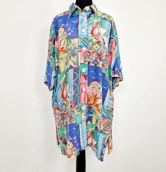 Einzigartiges und nachhaltiges Vintage Hemd mit Blumen und Palmen. Unique and sustainable vintage button-down with flowers and palm trees. Front.