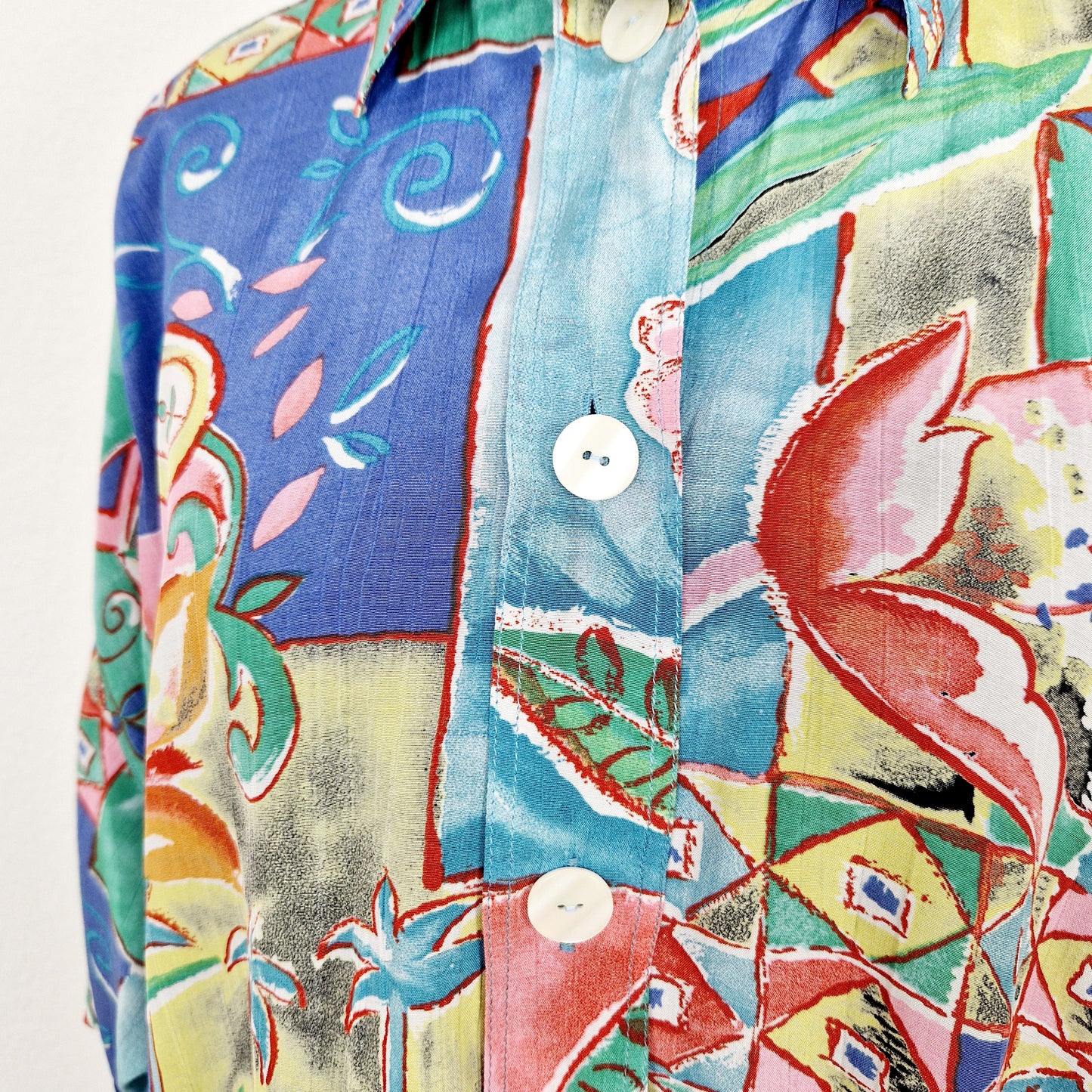 Einzigartiges und nachhaltiges Vintage Hemd mit Blumen und Palmen. Unique and sustainable vintage button-down with flowers and palm trees. Close-up.