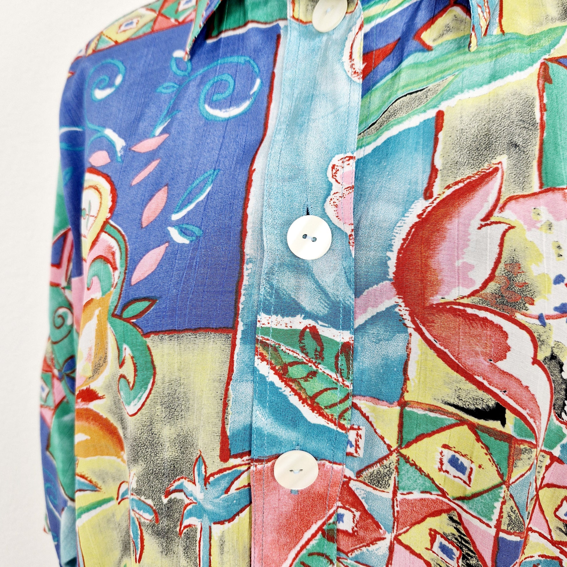 Einzigartiges und nachhaltiges Vintage Hemd mit Blumen und Palmen. Unique and sustainable vintage button-down with flowers and palm trees. Close-up.