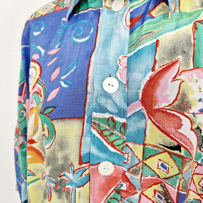 Einzigartiges und nachhaltiges Vintage Hemd mit Blumen und Palmen. Unique and sustainable vintage button-down with flowers and palm trees. Close-up.