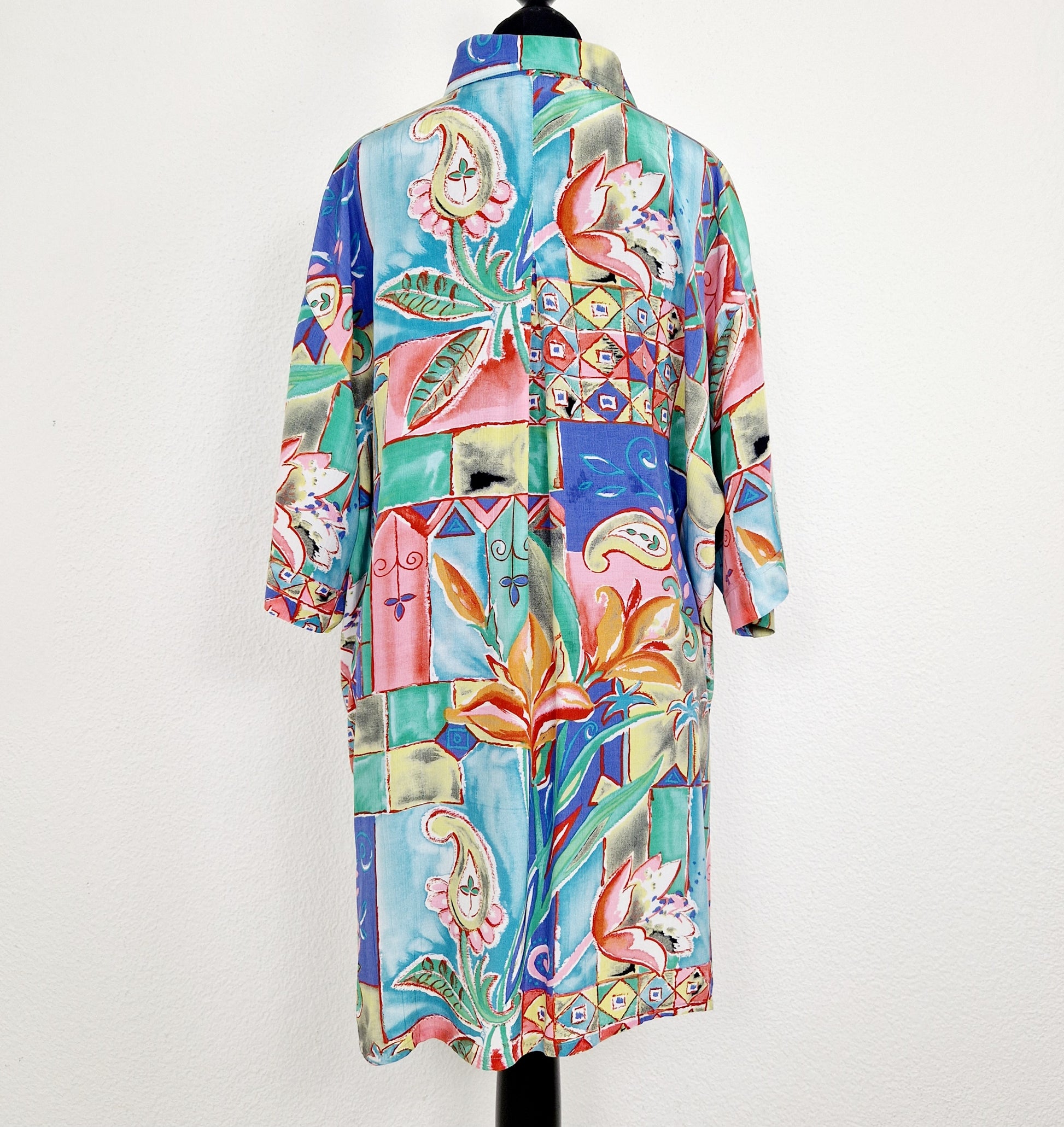 Einzigartiges und nachhaltiges Vintage Hemd mit Blumen und Palmen. Unique and sustainable vintage button-down with flowers and palm trees. Back.