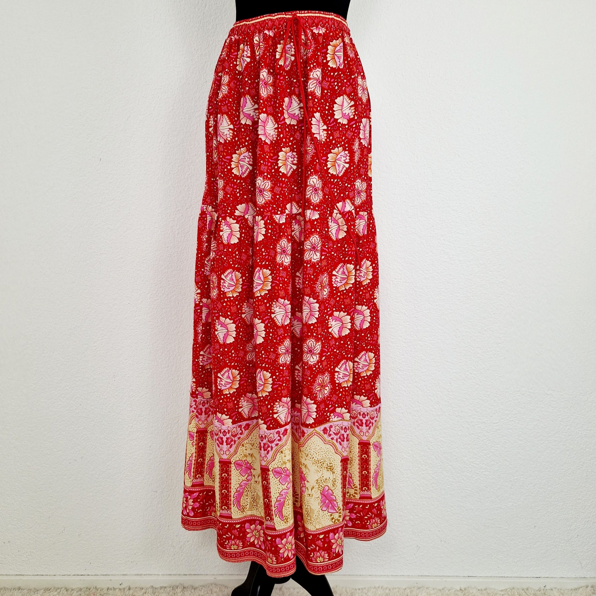 Einzigartiger und nachhaltiger Vintage Rock in rot-pink-gelb mit Blumen und Jaguar. Unique and sustainable vintage skirt in red-pink-yellow with flowers and jaguar. Front.