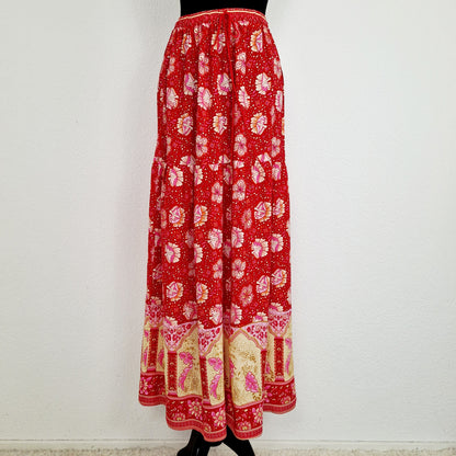 Einzigartiger und nachhaltiger Vintage Rock in rot-pink-gelb mit Blumen und Jaguar. Unique and sustainable vintage skirt in red-pink-yellow with flowers and jaguar. Front.