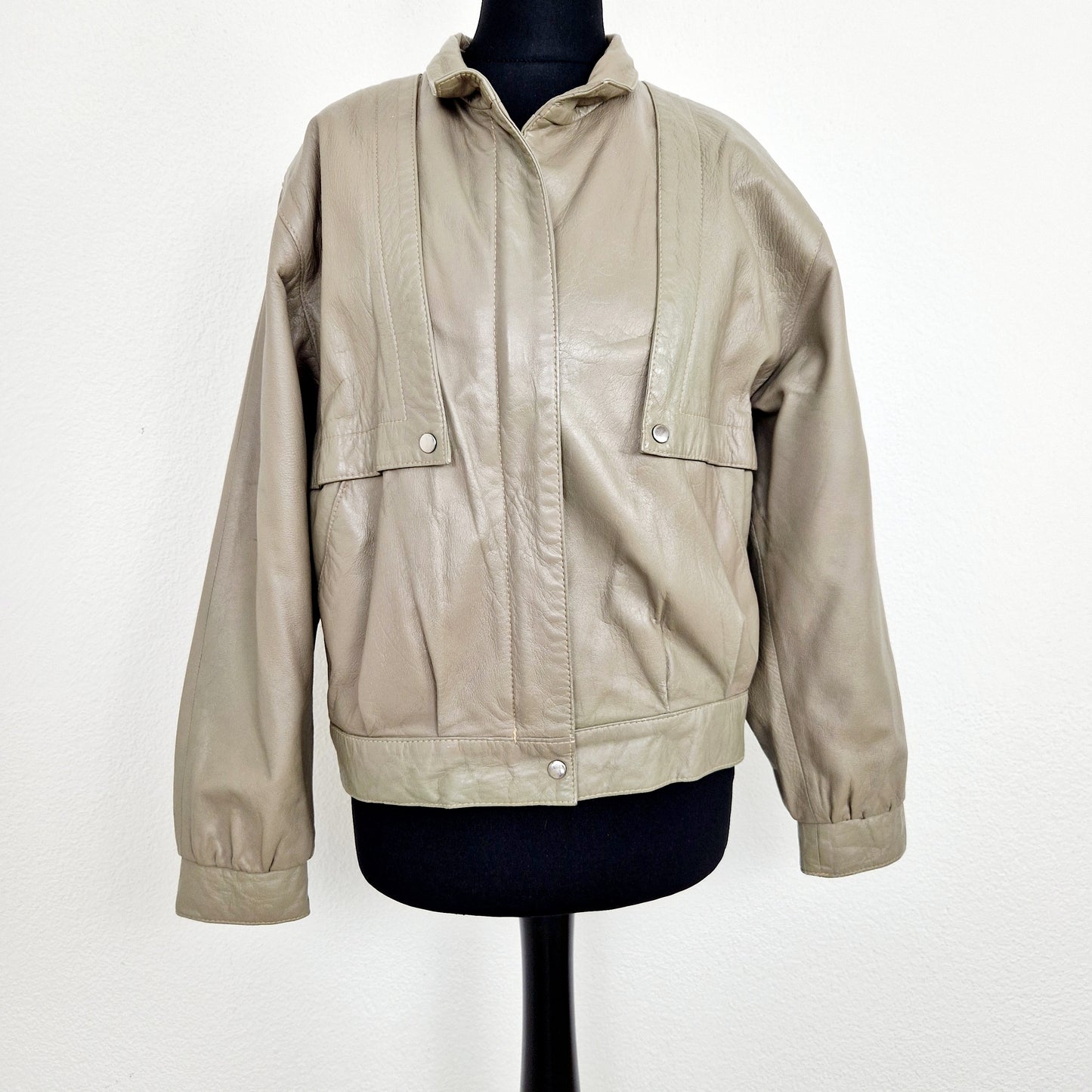 Einzigartige und nachhaltige Vintage Lederjacke in taupe. Unique and sustainable vintage leather jacket in taupe. Front.