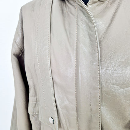 Einzigartige und nachhaltige Vintage Lederjacke in taupe. Unique and sustainable vintage leather jacket in taupe. Close-up.