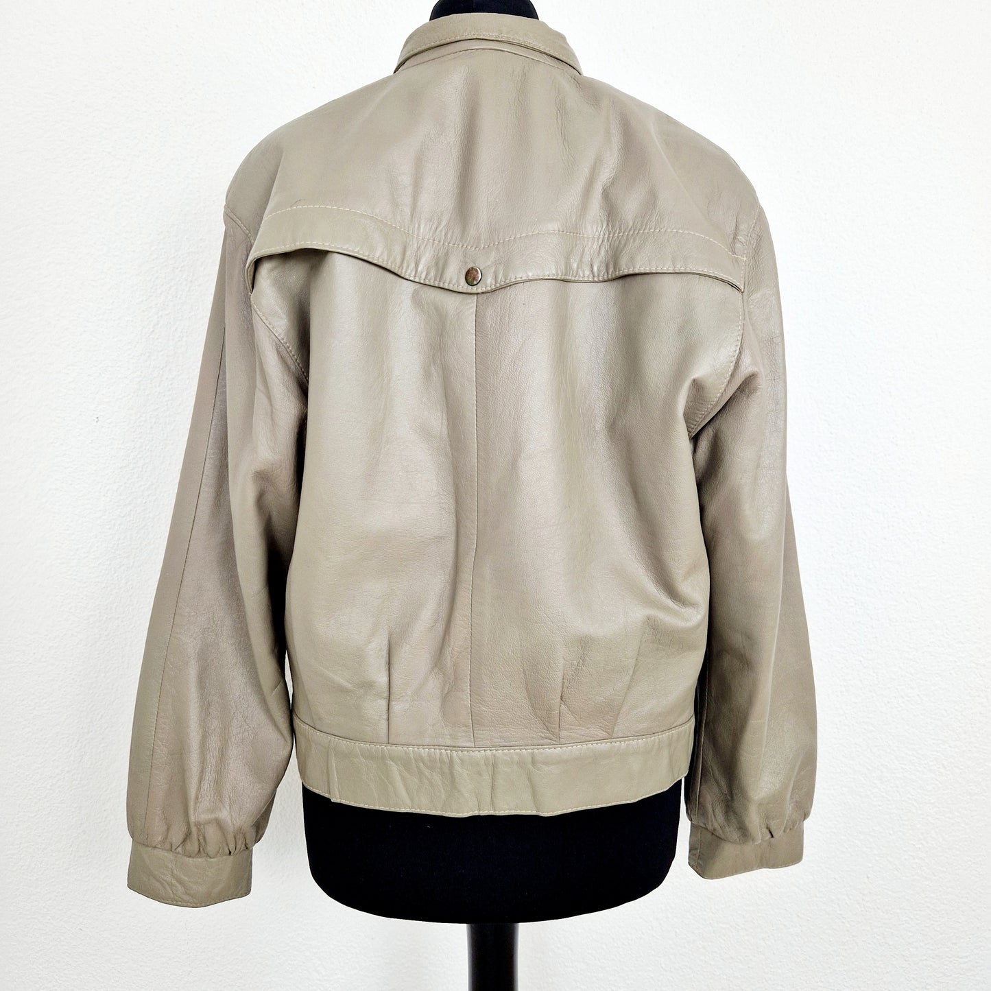 Einzigartige und nachhaltige Vintage Lederjacke in taupe. Unique and sustainable vintage leather jacket in taupe. Back.