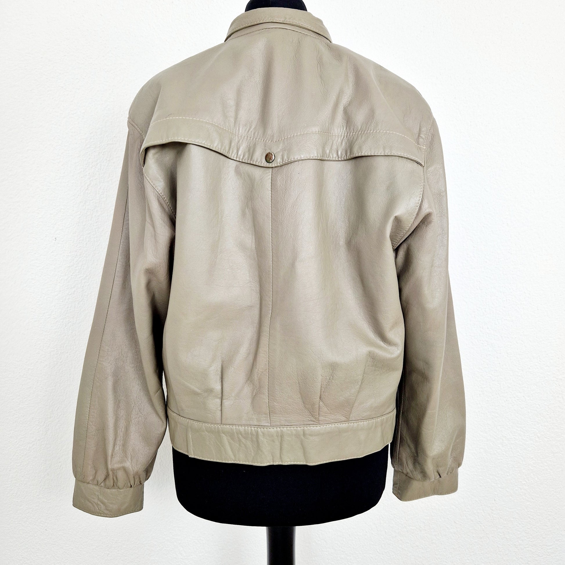 Einzigartige und nachhaltige Vintage Lederjacke in taupe. Unique and sustainable vintage leather jacket in taupe. Back.