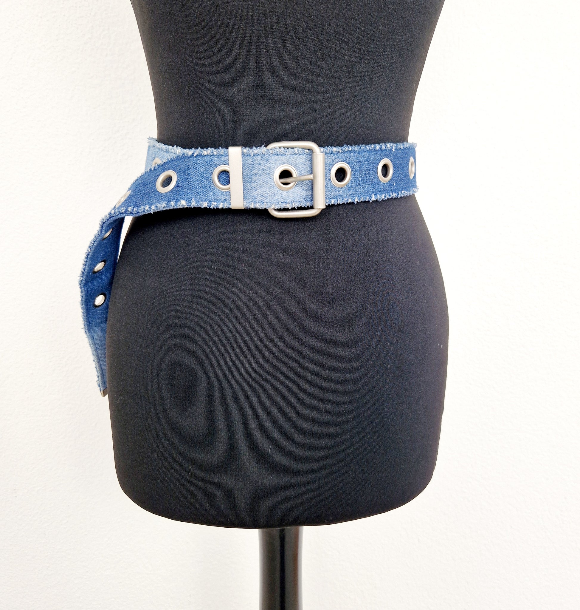Einzigartiger und nachhaltiger Vintage Gürtel in Jeans. Unique and sustainable vintage belt in jeans. Front.