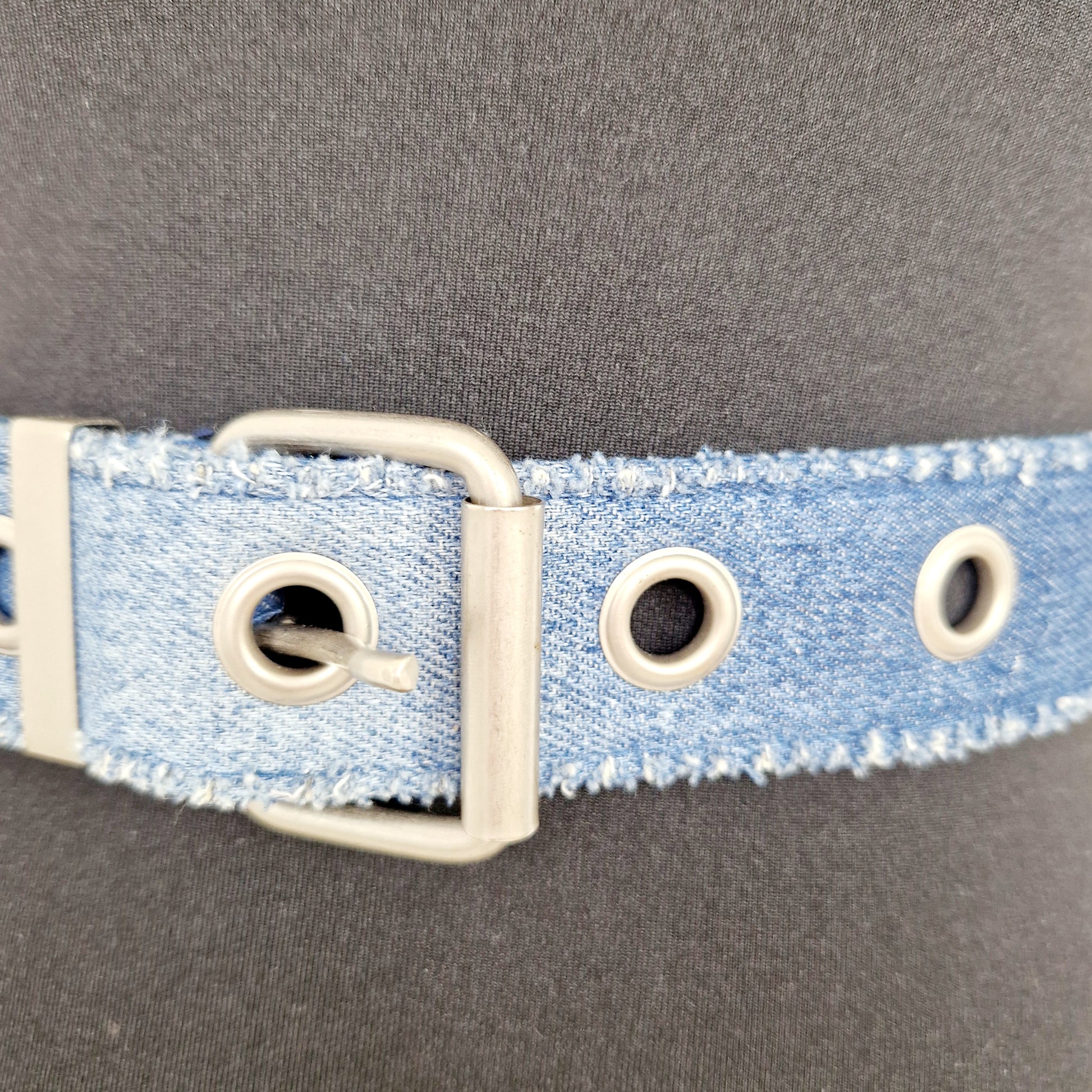 Einzigartiger und nachhaltiger Vintage Gürtel in Jeans. Unique and sustainable vintage belt in jeans. Buckle.