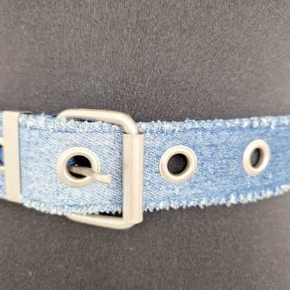 Einzigartiger und nachhaltiger Vintage Gürtel in Jeans. Unique and sustainable vintage belt in jeans. Buckle.