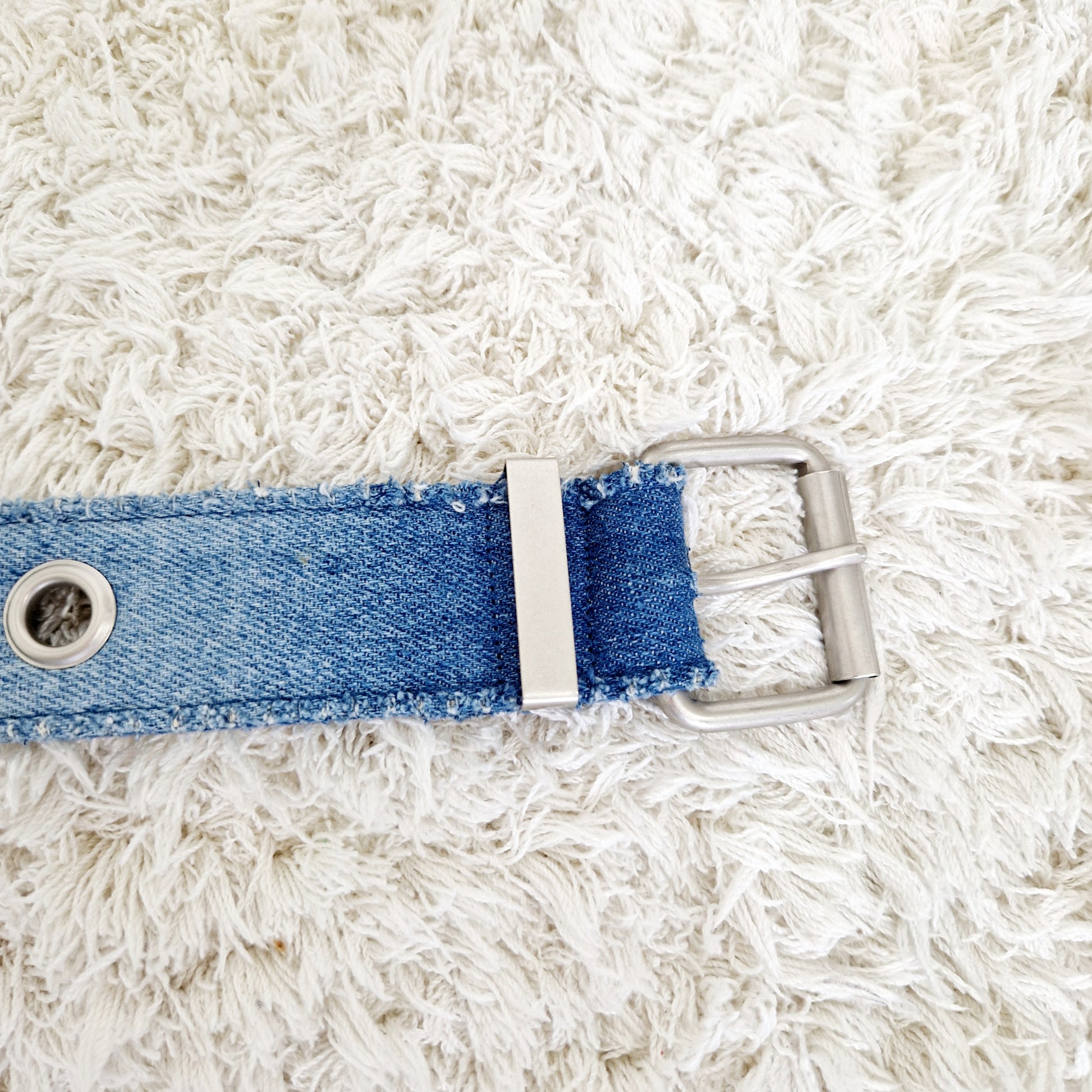 Einzigartiger und nachhaltiger Vintage Gürtel in Jeans. Unique and sustainable vintage belt in jeans. Close-up.