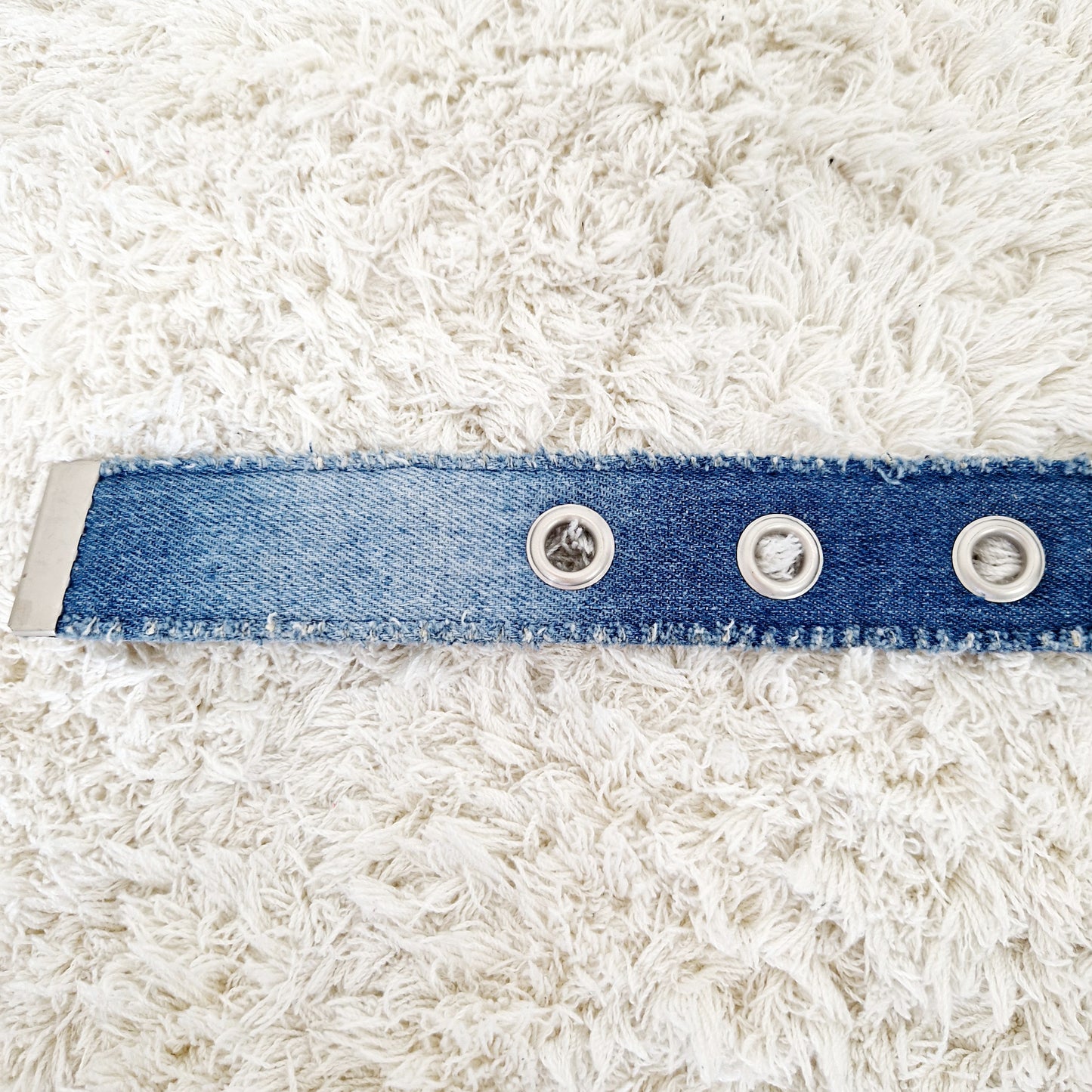 Einzigartiger und nachhaltiger Vintage Gürtel in Jeans. Unique and sustainable vintage belt in jeans. Holes.
