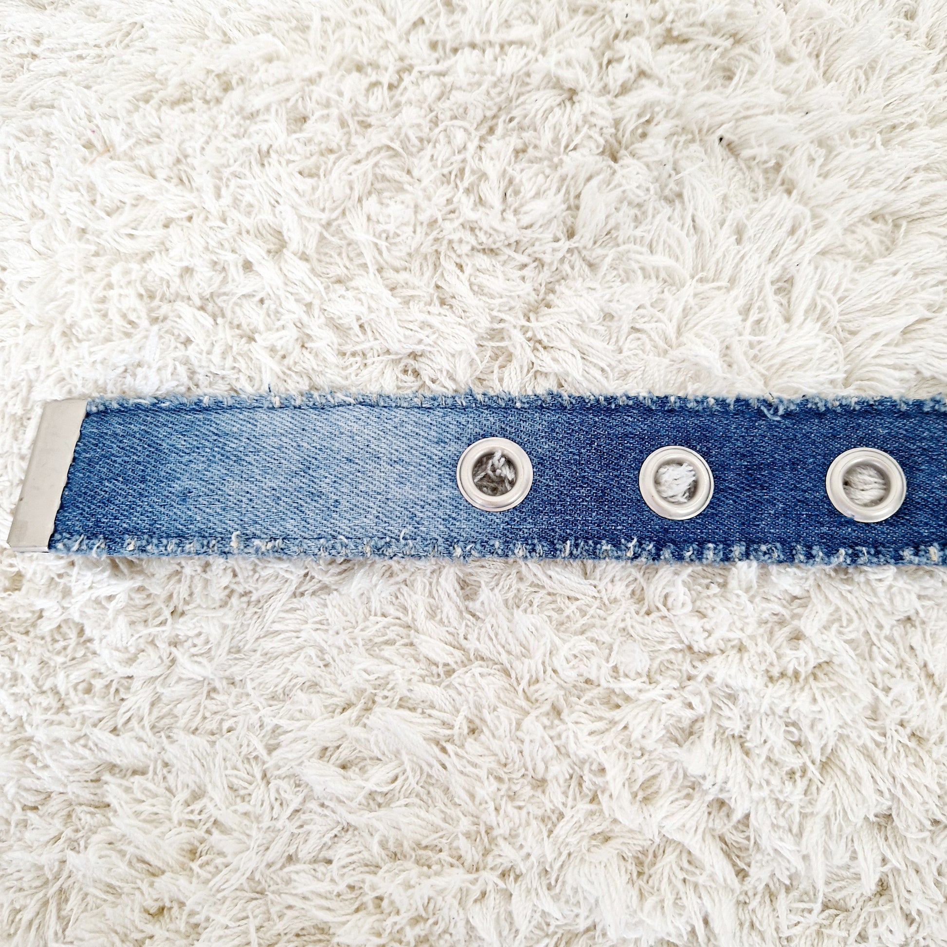 Einzigartiger und nachhaltiger Vintage Gürtel in Jeans. Unique and sustainable vintage belt in jeans. Holes.