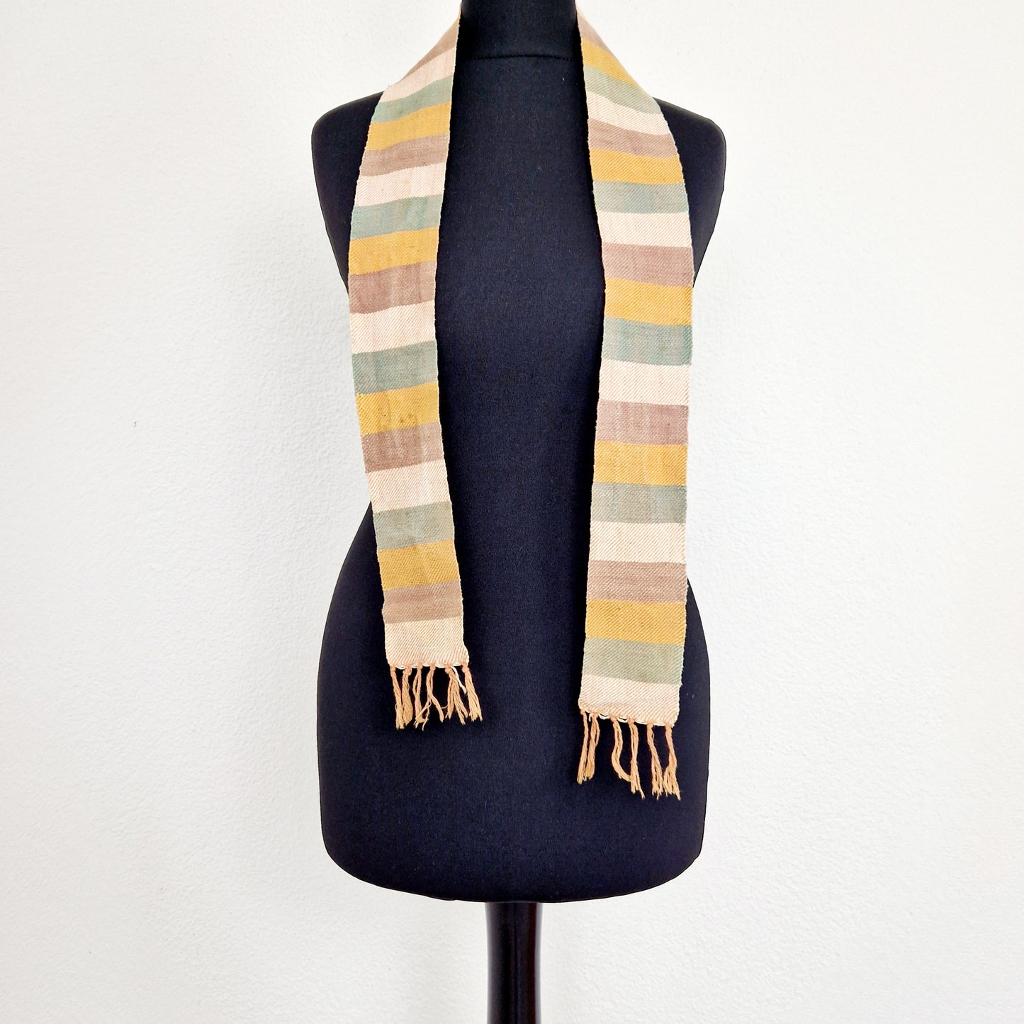Einzigartiger und nachhaltiger Vintage Schal mit Streifen. Unique and sustainable vintage scarf with stripes. Front 2.
