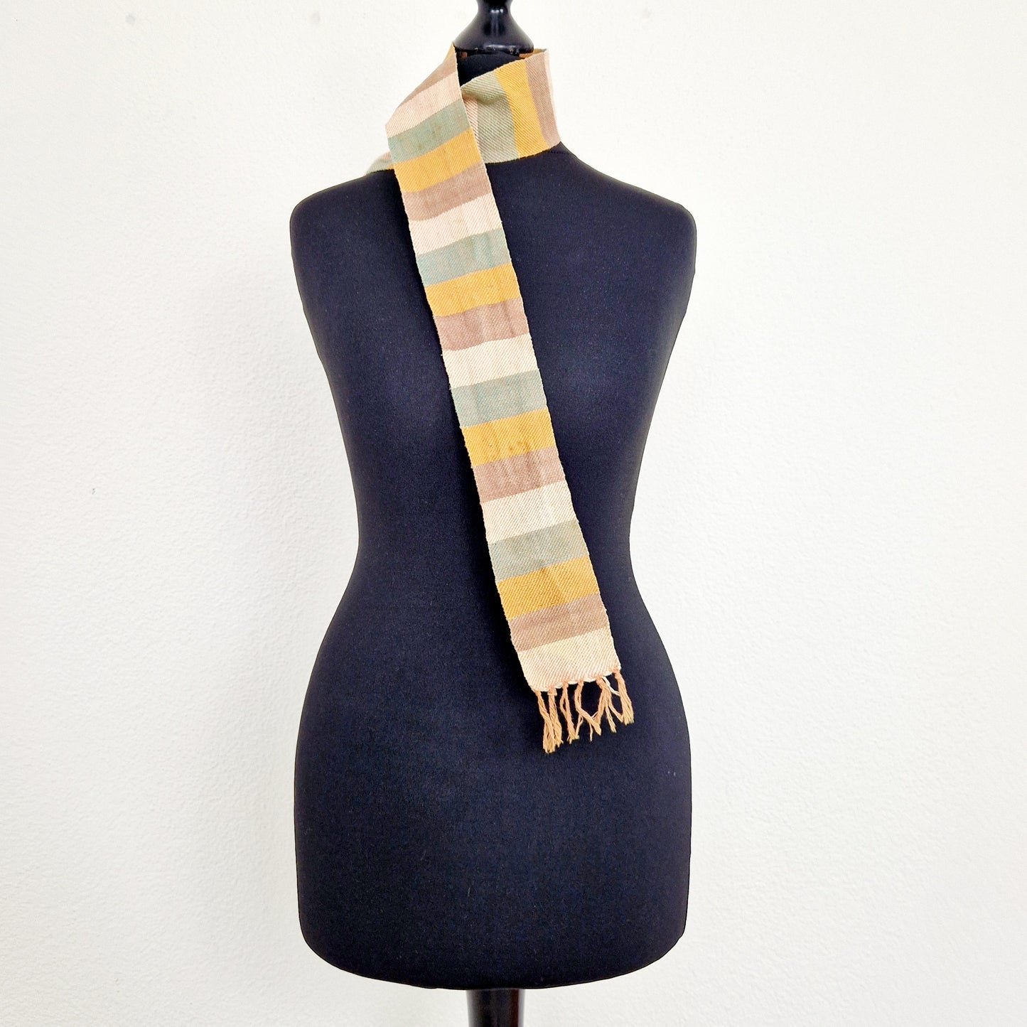 Einzigartiger und nachhaltiger Vintage Schal mit Streifen. Unique and sustainable vintage scarf with stripes. Front.