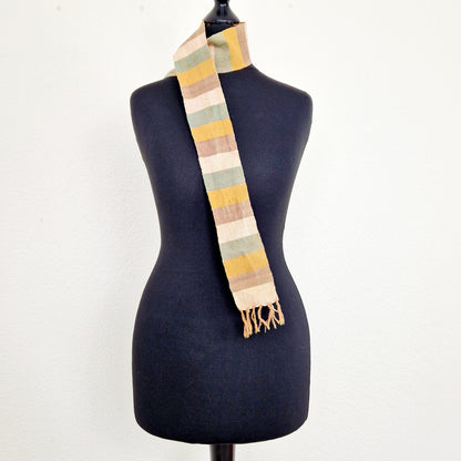 Einzigartiger und nachhaltiger Vintage Schal mit Streifen. Unique and sustainable vintage scarf with stripes. Front.