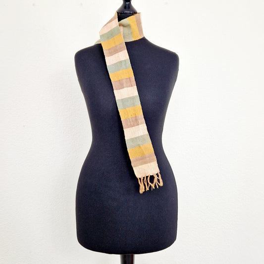 Einzigartiger und nachhaltiger Vintage Schal mit Streifen. Unique and sustainable vintage scarf with stripes. Front.