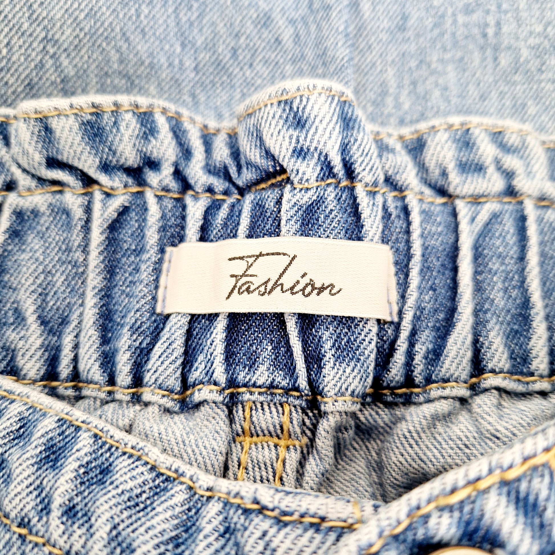 Einzigartige und nachhaltige Vintage Jeans in blau. Unique and sustainable vintage jeans in blue. Tag.