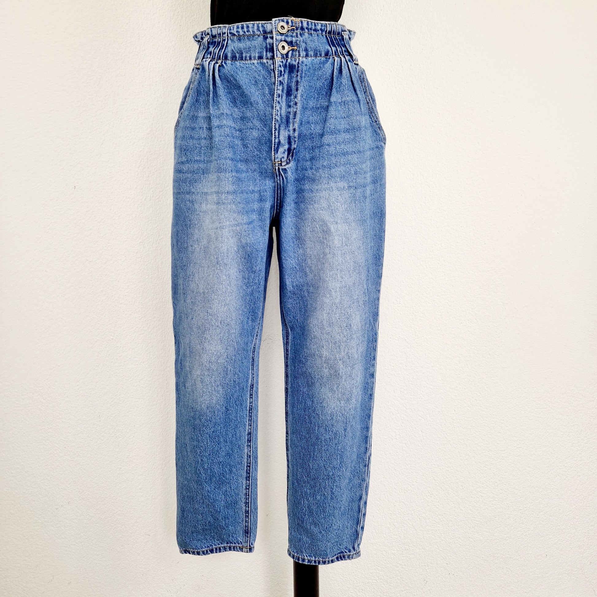 Einzigartige und nachhaltige Vintage Jeans in blau. Unique and sustainable vintage jeans in blue. Front.