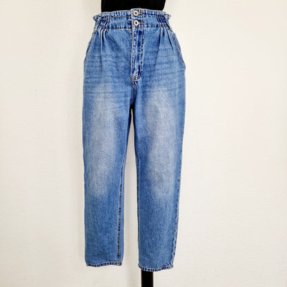 Einzigartige und nachhaltige Vintage Jeans in blau. Unique and sustainable vintage jeans in blue. Front.