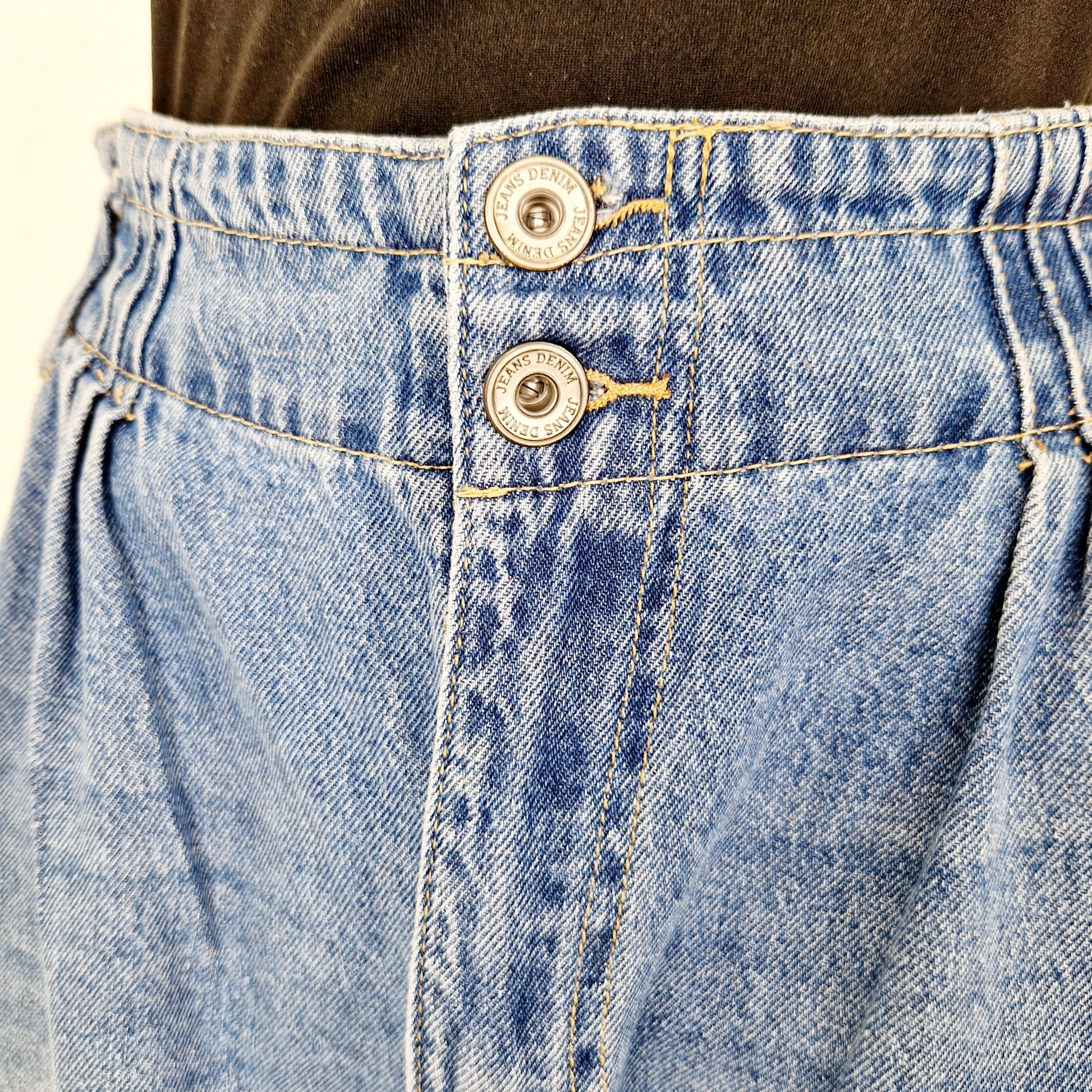 Einzigartige und nachhaltige Vintage Jeans in blau. Unique and sustainable vintage jeans in blue. Close-up.