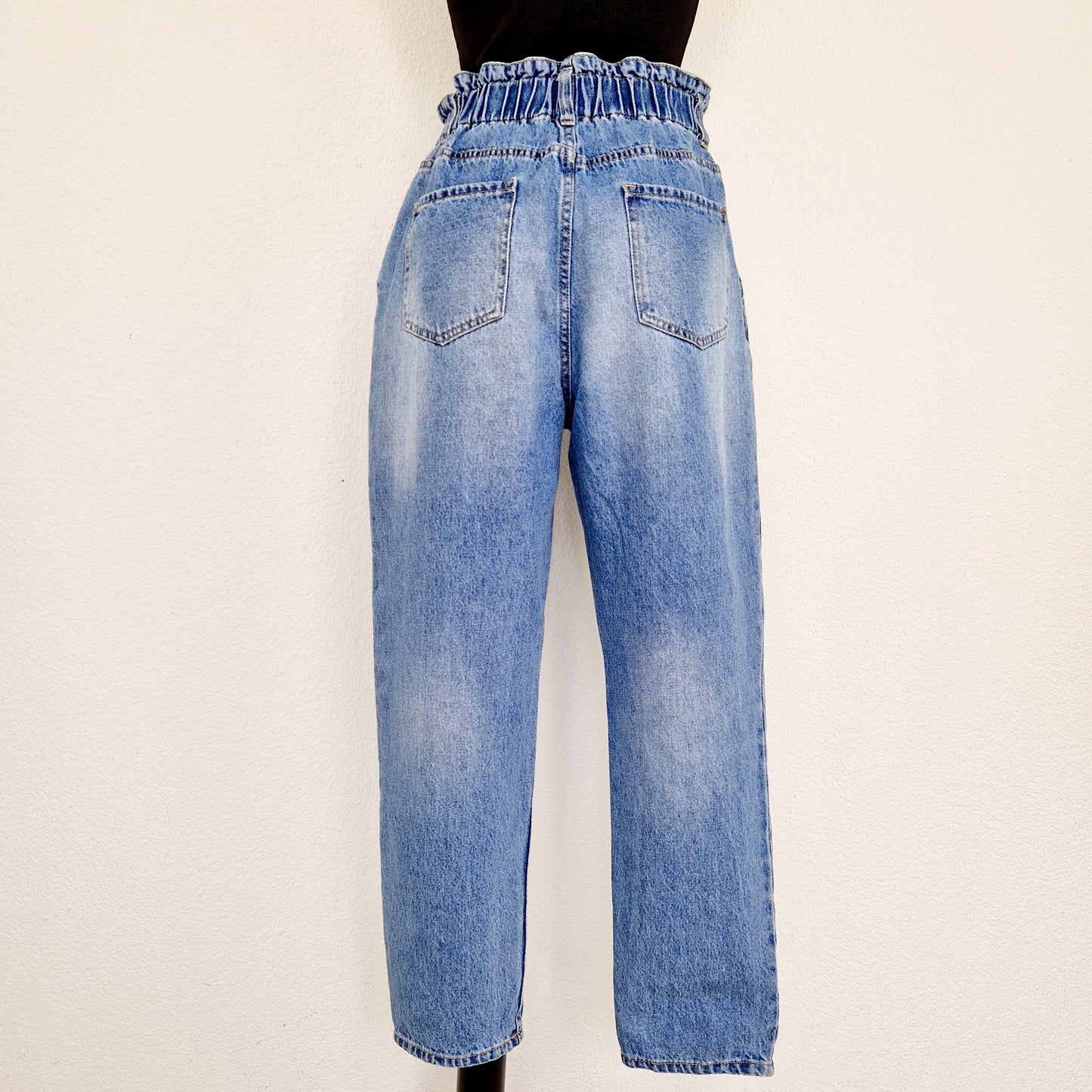 Einzigartige und nachhaltige Vintage Jeans in blau. Unique and sustainable vintage jeans in blue. Back.