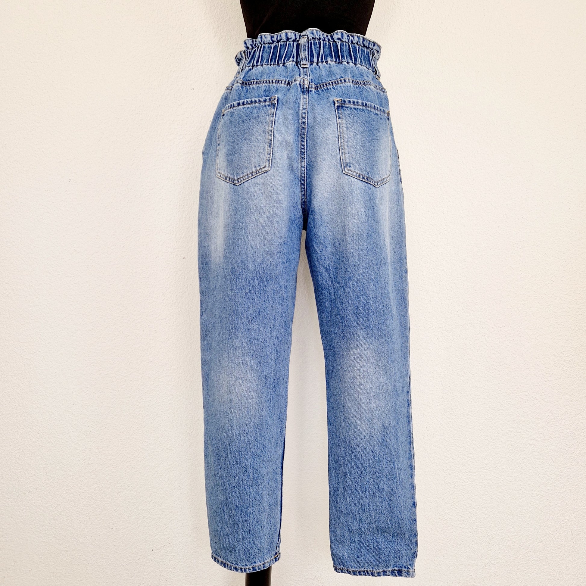 Einzigartige und nachhaltige Vintage Jeans in blau. Unique and sustainable vintage jeans in blue. Back.