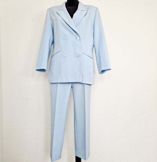 Einzigartiges und nachhaltiges Vintage Set mit Blazer und Hose in hellblau. Unique and sustainable vintage set with blazer and trousers in light blue. Front.