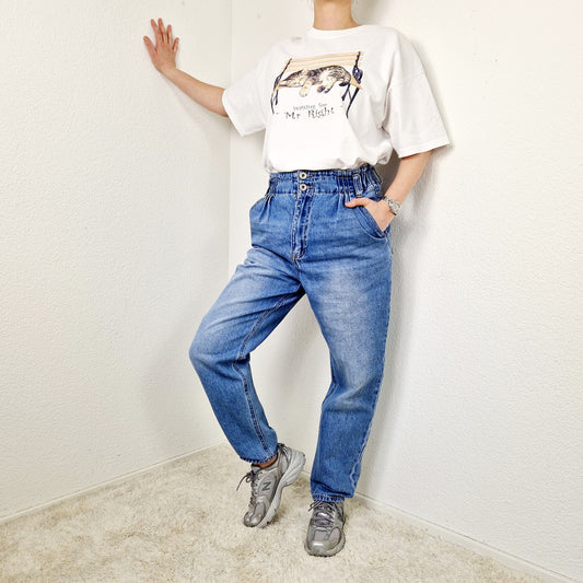 Einzigartige und nachhaltige Vintage Jeans in blau. Unique and sustainable vintage jeans in blue. Model.
