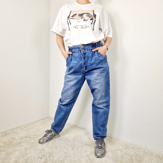 Einzigartiges und nachhaltiges Vintage T-Shirt mit Katze. Unique and sustainable vintage t-shirt with cat. Model.