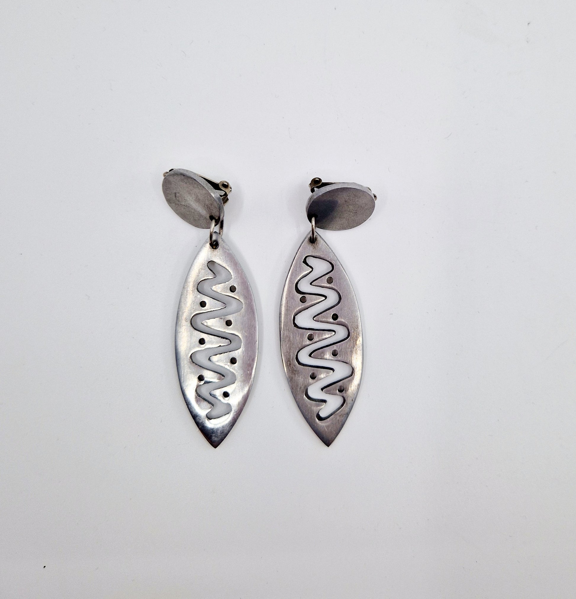 Einzigartige und nachhaltige silberne Vintage Ohrclips. Unique and sustainable vintage silver earclips. Above.