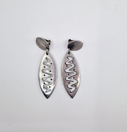 Einzigartige und nachhaltige silberne Vintage Ohrclips. Unique and sustainable vintage silver earclips. Above.