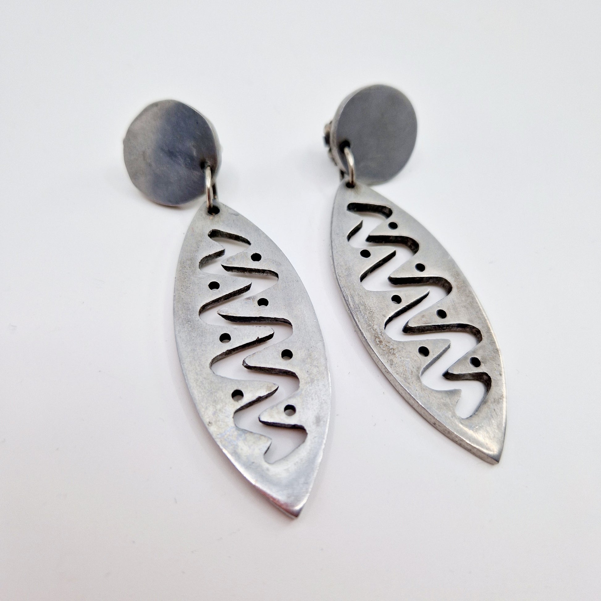 Einzigartige und nachhaltige silberne Vintage Ohrclips. Unique and sustainable vintage silver earclips. Front.