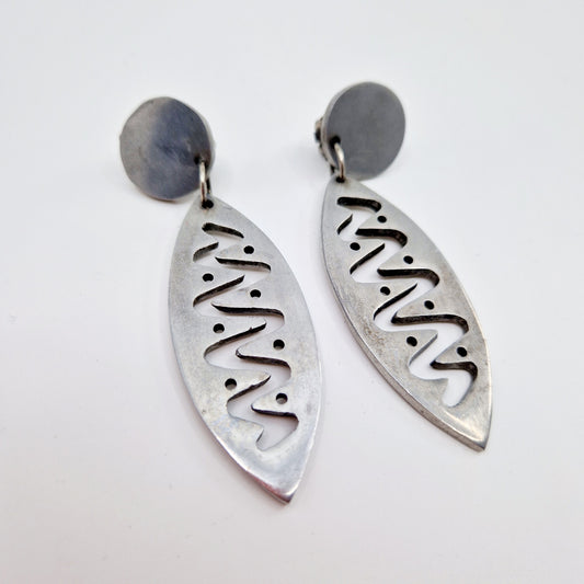 Einzigartige und nachhaltige silberne Vintage Ohrclips. Unique and sustainable vintage silver earclips. Front.